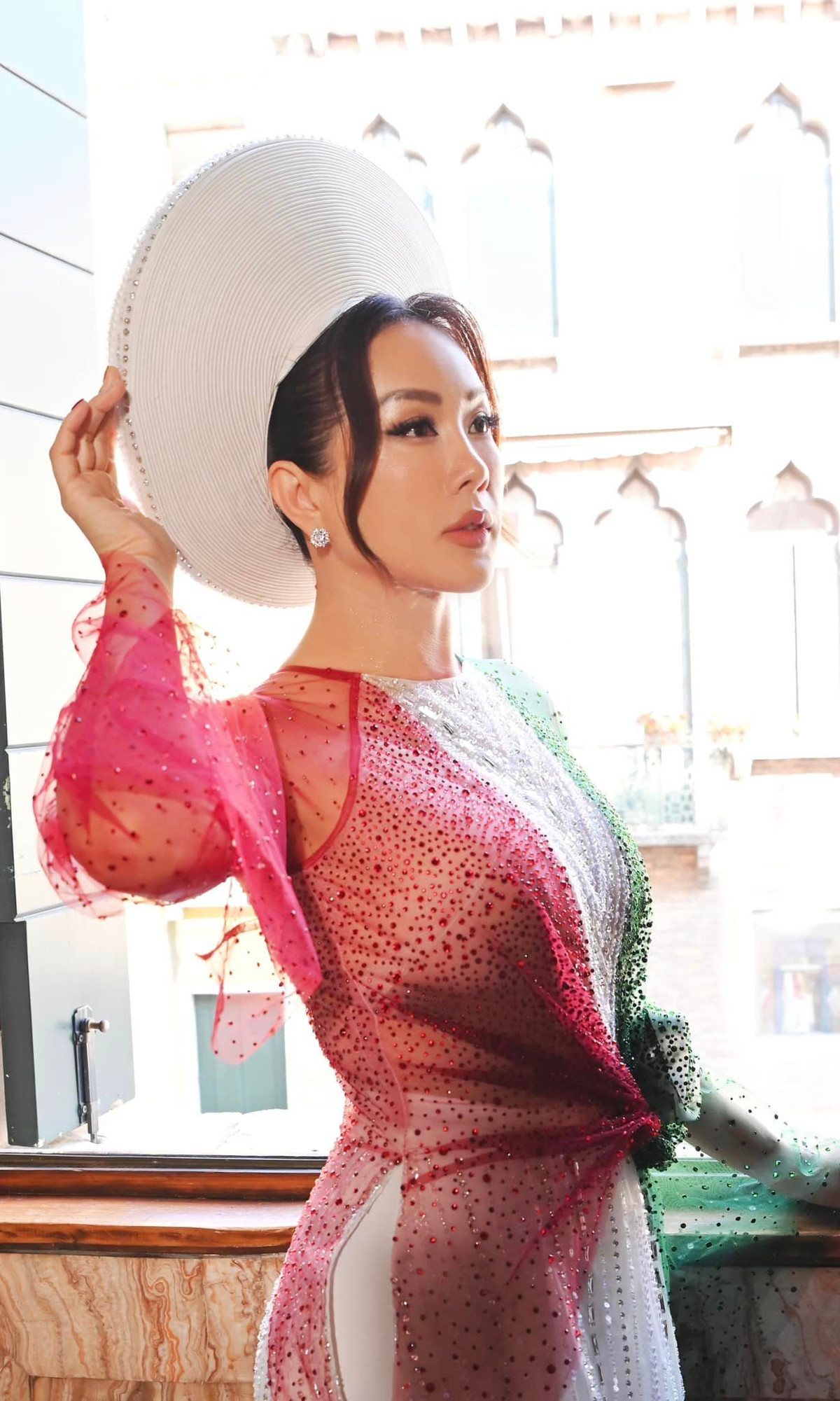 Thu Hoài đảm nhận vai trò vedette quảng bá bộ sưu tập áo dài trong show thời trang tổ chức tại Venice vào tháng 6 vừa qua.