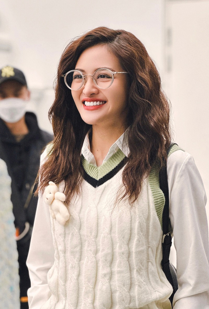 Thoát khỏi hình ảnh sắc sảo và gai góc, Thùy Anh biến hóa trẻ trung với tóc xoăn, kính mắt và phong cách thời thượng. Cô tiết lộ đã đầu tư nhiều tâm huyết cho tạo hình của mình trong dự án lần này.