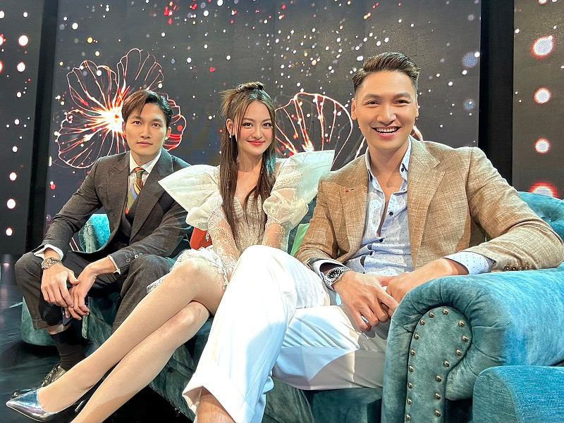 Chia sẻ hình ảnh trên trang cá nhân với Mạnh Trường - Đình Tú, Thùy Anh ẩn ý: “5 năm trước là bố và cậu, 5 năm sau sẽ là gì nhì?”.