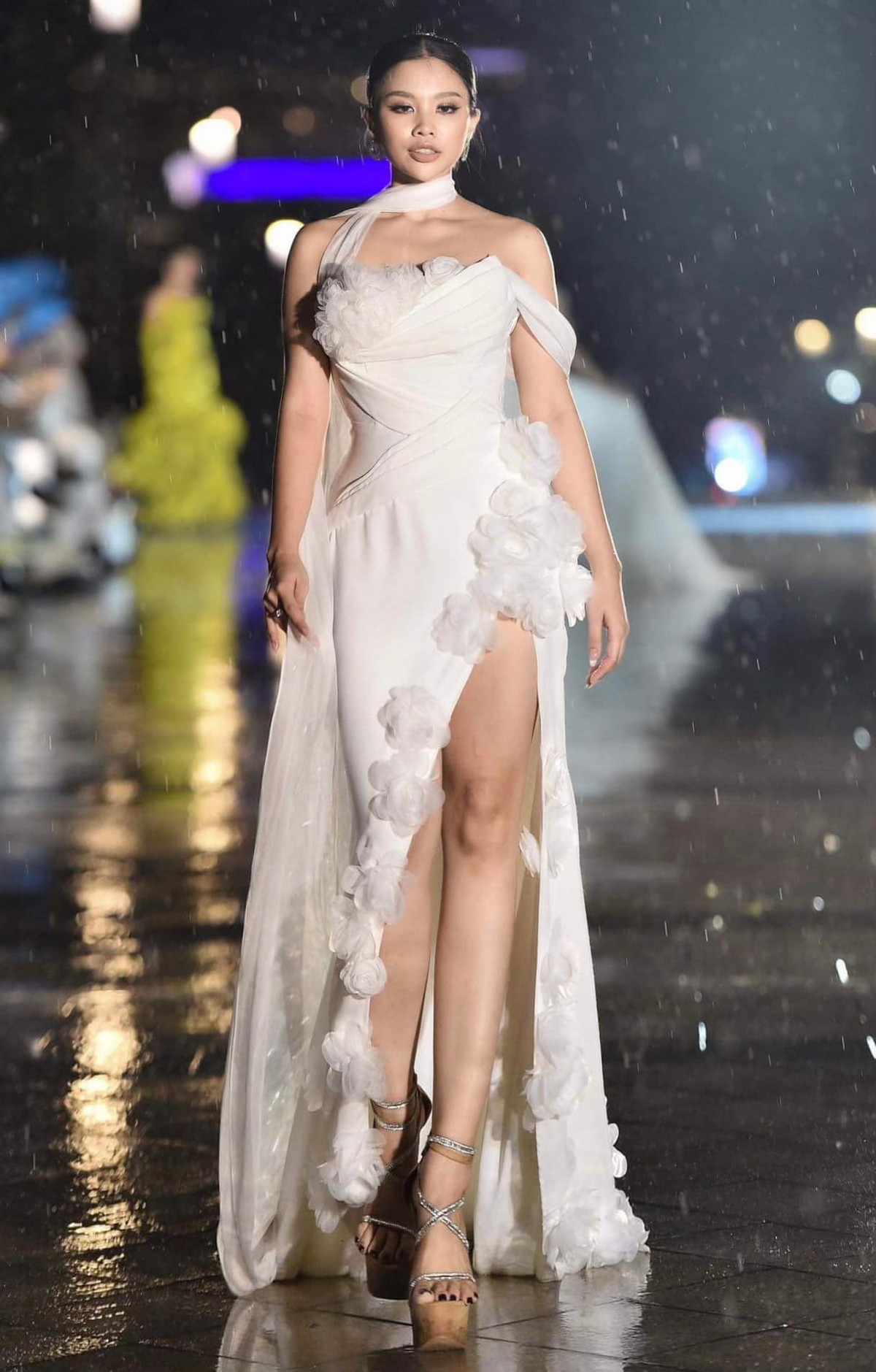 Giang Thái sinh năm 1997, gây ấn tượng bởi gương mặt sắc sảo cùng vóc dáng nóng bỏng. Người đẹp sở hữu chiều cao 1m69, số đo ba vòng 85-62-90 cm. Cô đang theo học chuyên ngành Quan hệ công chúng tại trường Đại học Văn Hiến.