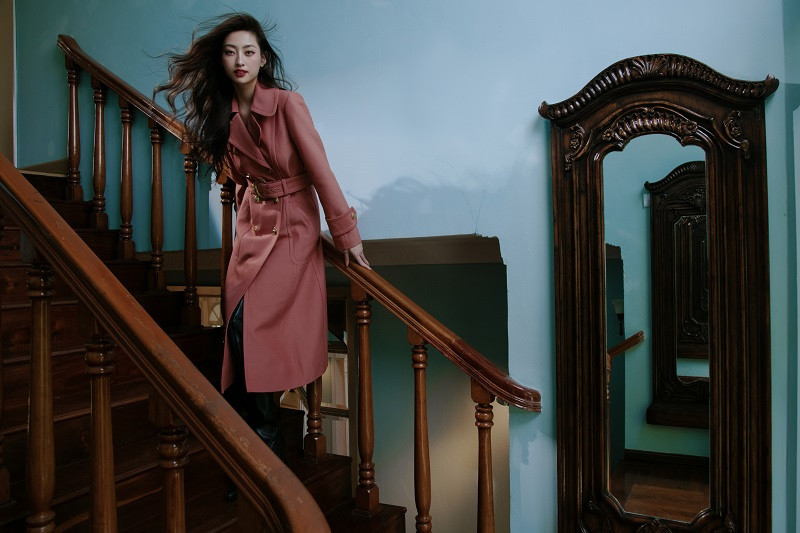 Người theo dõi Hoa hậu Lương Thuỳ Linh có thể dễ dàng nhận thấy, cô nàng đã thực hiện nhiều dự án vì cộng đồng trong năm qua như: “Vì chúng tôi cũng là phụ nữ”, “Trạm đọc”, series ôn thi cùng các sĩ tử khi đảm nhận vai trò đại sứ “Tiếp sức mùa thi”…