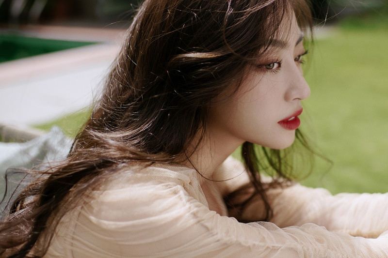 Nàng hậu biến hoá đa dạng qua từng thiết kế từ nhẹ nhàng bay bổng đến quyến rũ.