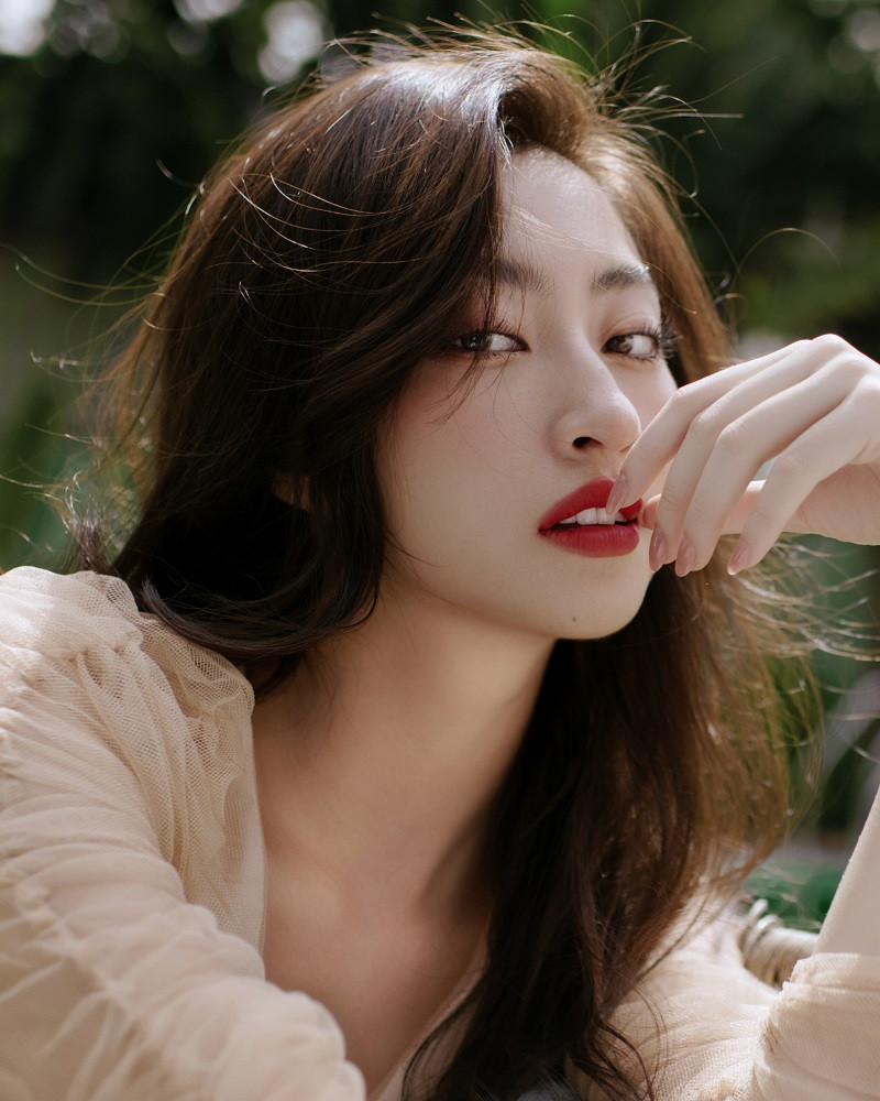 Với điểm nhấn ở đôi môi đỏ mọng, Lương Thùy Linh chọn lối makeup nhẹ nhàng nhưng không kém phần sang trọng. Bộ ảnh của nàng hậu pha giữa phong cách cổ điển lẫn hiện đại.