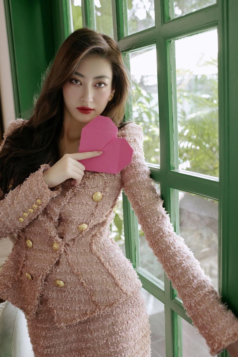 Với bộ ảnh mừng tuổi mới của Lương Thuỳ Linh, dễ dàng nhận thấy sự trưởng thành được thể hiện rõ qua từng bức ảnh.