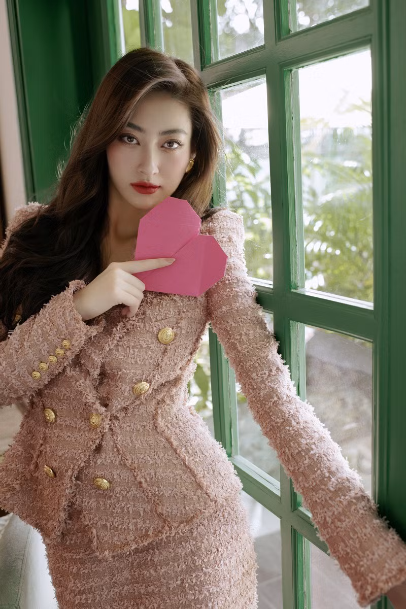 Với bộ ảnh mừng tuổi mới của Lương Thuỳ Linh, dễ dàng nhận thấy sự trưởng thành được thể hiện rõ qua từng bức ảnh.