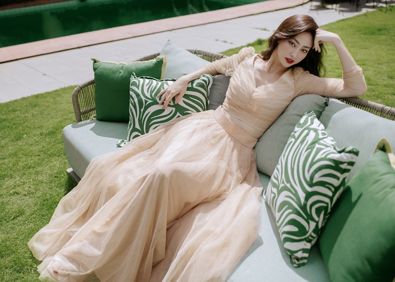 Mừng sinh nhật tuổi 23 (ngày 15/8), Hoa hậu Lương Thuỳ Linh tung bộ ảnh mới đậm chất tiểu thư.