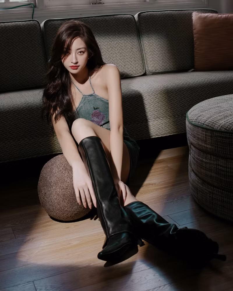 Một Lương Thuỳ Linh rất khác, đằm thắm, quyến rũ.