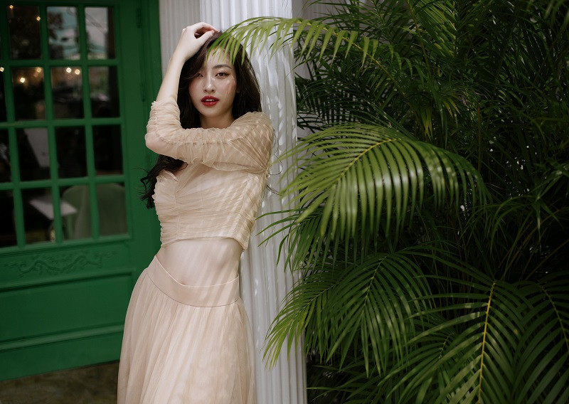 Sau đăng quang đến nay, nàng hậu đến từ Cao Bằng đã gây ấn tượng với vẻ đẹp tri thức khi chứng minh loạt thành tích học tập.