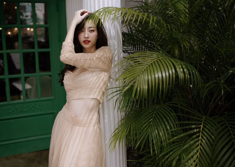 Sau đăng quang đến nay, nàng hậu đến từ Cao Bằng đã gây ấn tượng với vẻ đẹp tri thức khi chứng minh loạt thành tích học tập.