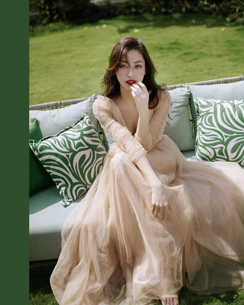 Diện trang phục tông màu be cùng thiết kế đơn giản, bộ ảnh tập trung hoàn toàn vào thần thái và vẻ đẹp trưởng thành ở tuổi 23 của nàng hậu GenZ.