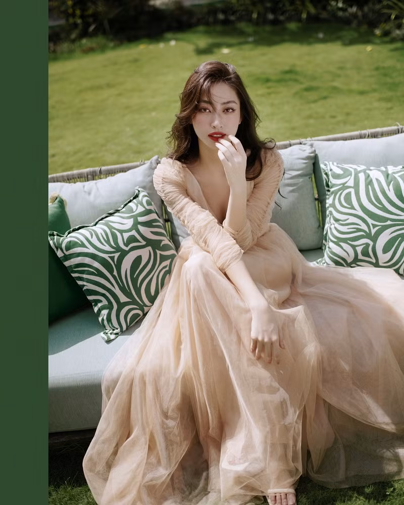 Diện trang phục tông màu be cùng thiết kế đơn giản, bộ ảnh tập trung hoàn toàn vào thần thái và vẻ đẹp trưởng thành ở tuổi 23 của nàng hậu GenZ.