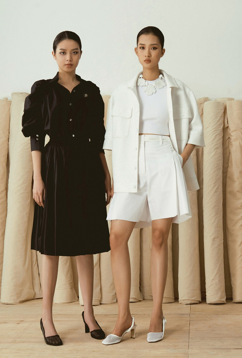 58 trang phục là minh chứng cho tài năng cải biên bảng màu trung tính cơ bản của Công Trí, cân bằng kiểu dáng thường thấy trong tủ đồ của các cô gái bằng những họa tiết mới lạ và chất liệu được xử lý kỹ càng như: Cotton poplin, cotton, kaki, tafffeta, linen, jersey và ren, tạo điểm nhấn xuyên suốt bộ sưu tập.