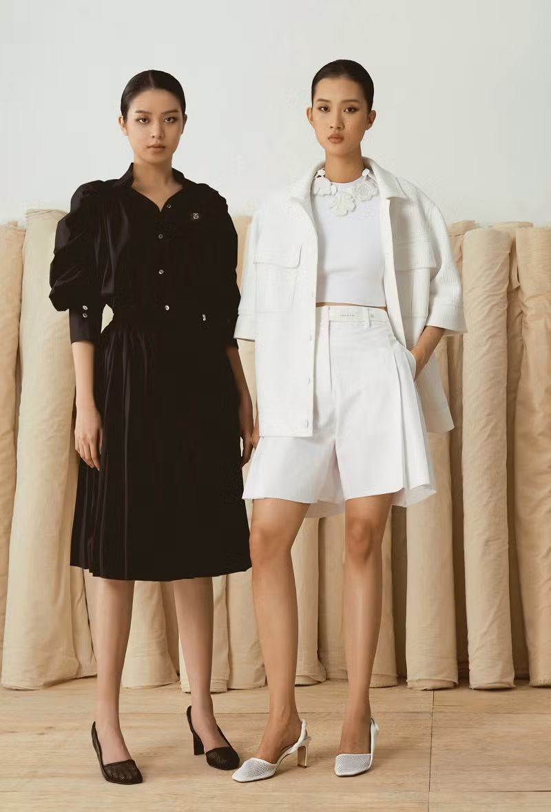 58 trang phục là minh chứng cho tài năng cải biên bảng màu trung tính cơ bản của Công Trí, cân bằng kiểu dáng thường thấy trong tủ đồ của các cô gái bằng những họa tiết mới lạ và chất liệu được xử lý kỹ càng như: Cotton poplin, cotton, kaki, tafffeta, linen, jersey và ren, tạo điểm nhấn xuyên suốt bộ sưu tập.