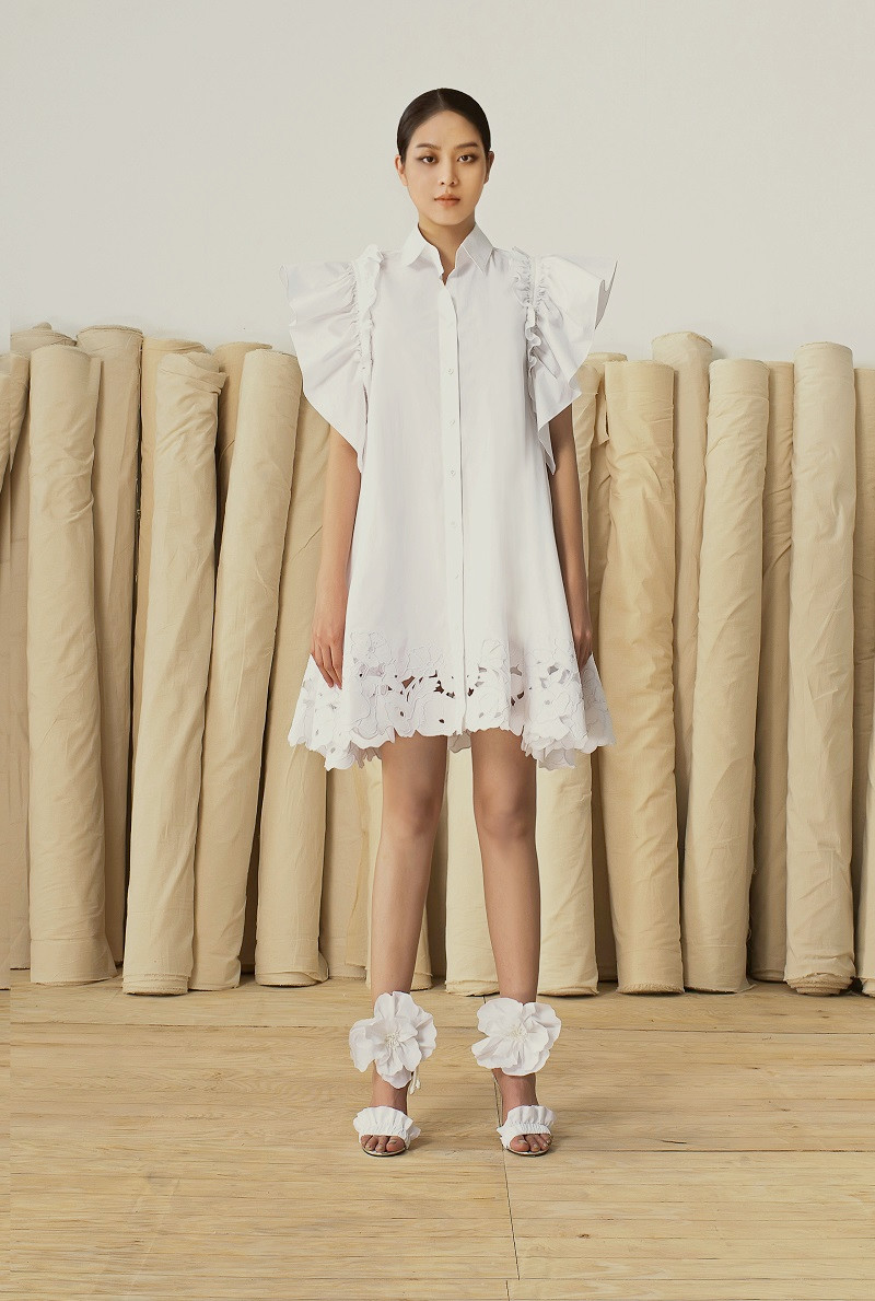 Ở bộ sưu tập này của Công Trí, có thể thấy rõ sự tính toán kỹ lưỡng đối với từng nếp gấp của vải, vị trí cắt xẻ và thêu tỉ mỉ để tạo ra được các tác phẩm mỹ mãn.