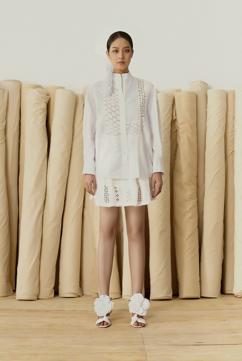 Làm mẫu cho bộ sưu tập mới của Công Trí, Hoa hậu Thanh Thủy gây chú ý với nhan sắc xinh đẹp.