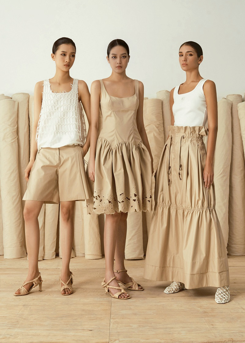 Hầu hết các thiết kế đều có phom dáng rộng vừa phải, tạo sự thoải mái phóng khoáng, dễ chịu cho người mặc.