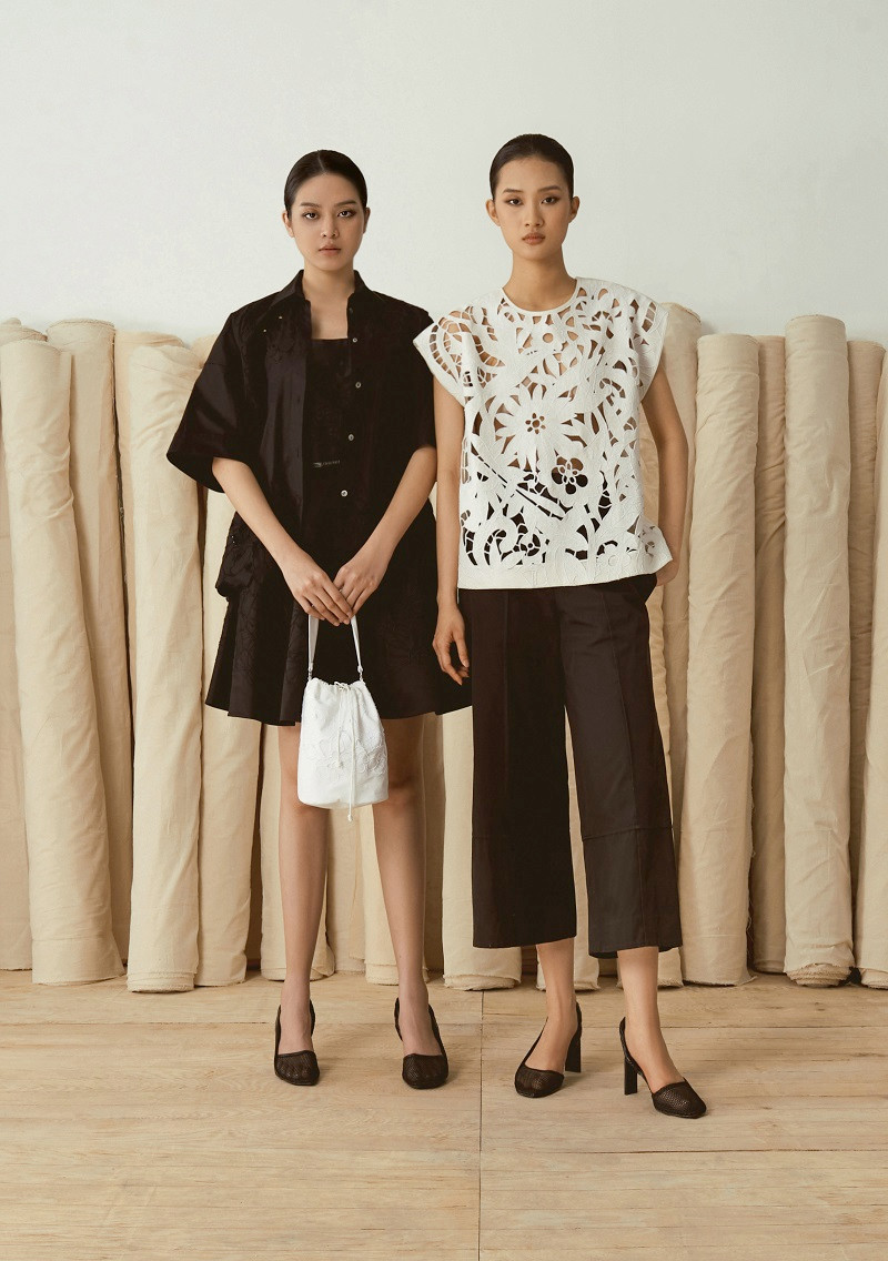 Resort 2023 của NTK Nguyễn Công Trí khai thác gam màu đơn sắc. Bộ sưu tập là bản tuyên ngôn của người phụ nữ thời đại, thể hiện sự mới lạ qua những cánh hoa uốn lượn trên nền vải.