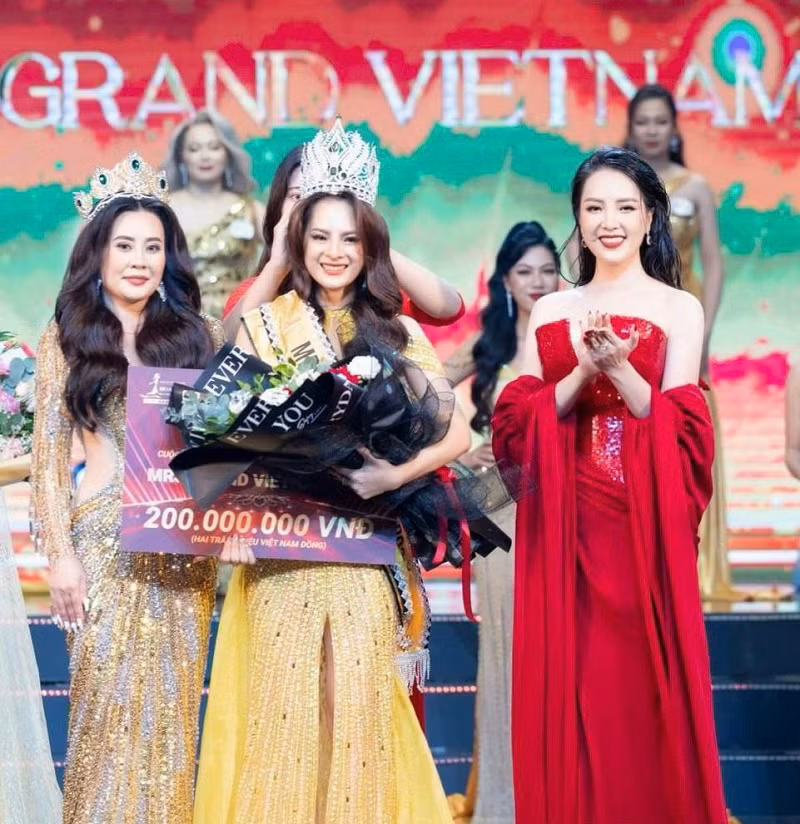 Doan Thi Thu Hang dang quang Mrs Grand Vietnam 2023-Hinh-3