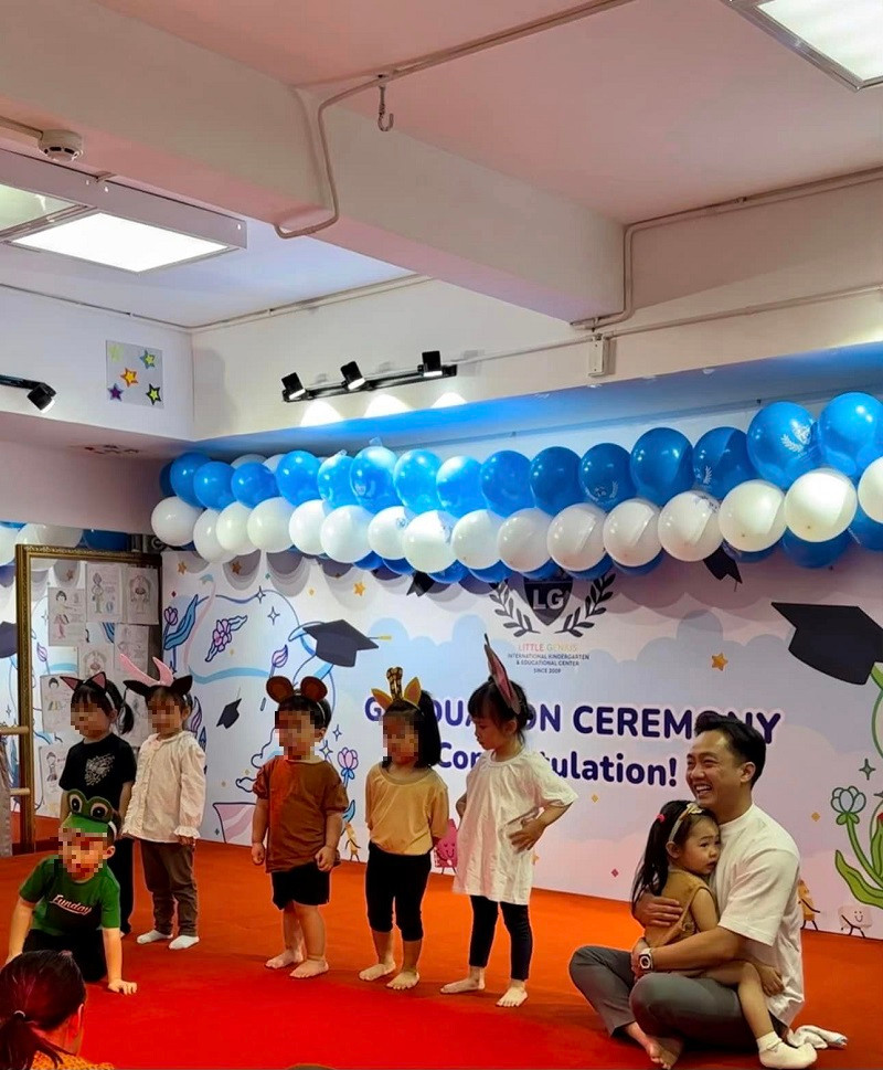 Mới đây, Cường Đô la khiến fan tan chảy trái tim khi chia sẻ câu chuyện về cô con gái Suchin kèm bức ảnh ôm nhóc tỳ vào lòng. Nam doanh nhân viết: "Thương công chúa nhỏ của papa. Năm nay em có hai tiết mục vì lần đầu diễn trước đông người nên tiết mục đầu tiên thấy em đứng khóc trên sân khấu papa thương quá lao lên ôm luôn... Đến tiết mục thứ hai thì có thể đứng một mình được rồi nhưng vẫn còn đơ... Thôi lấy kinh nghiệm lần tới làm lại nhé công chúa của papa".