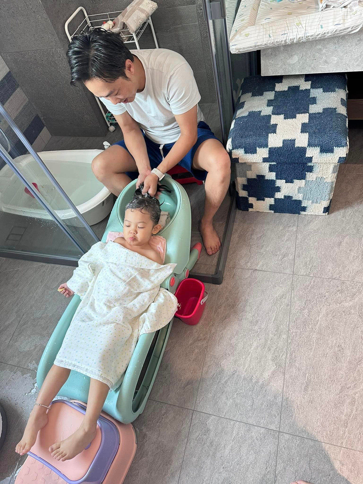 Ông bố doanh nhân tự tay gội đầu cho con gái.