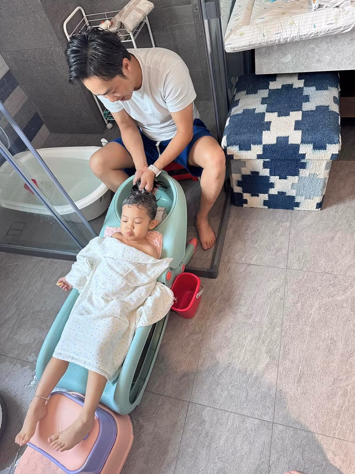 Ông bố doanh nhân tự tay gội đầu cho con gái.