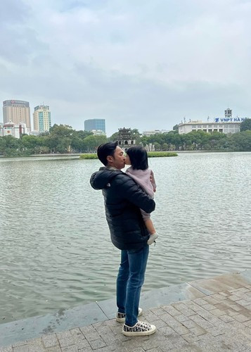 Đàm Thu Trang "ghen tỵ" khi chứng kiến ông xã Cường Đô la cưng chiều con gái Suchin.