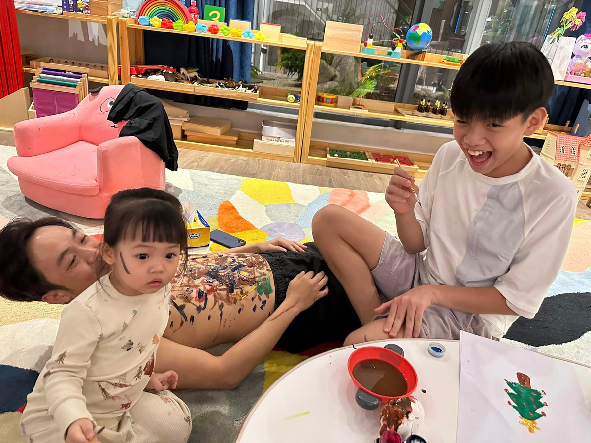 Bé Suchin cũng được anh trai Subeo cưng chiều. Dù có hạnh phúc mới bên Đàm Thu Trang song Cường Đô la không ngừng yêu thương bé Subeo.