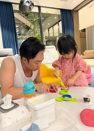 Không chỉ sắm đủ thứ đồ chơi cho bé Suchin, ông xã của Đàm Thu Trang còn dành thời gian chơi cùng con.