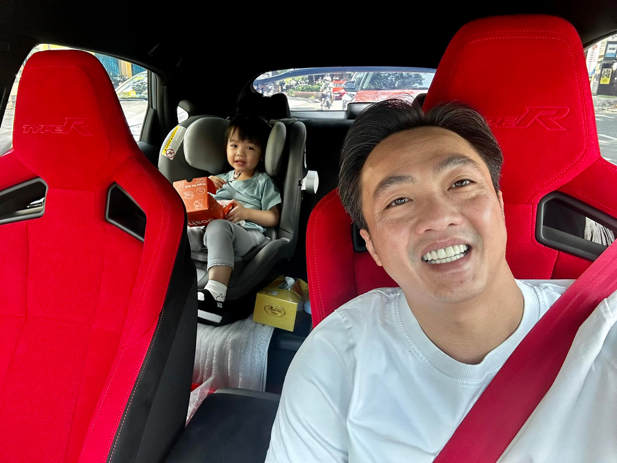 Cường Đô la nổi tiếng là ông bố chiều con. Anh lái xe đưa con gái đi dạo.