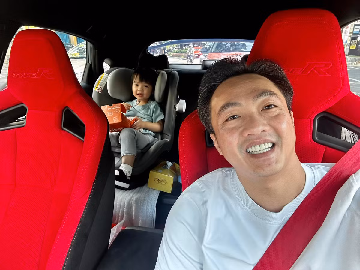 Cường Đô la nổi tiếng là ông bố chiều con. Anh lái xe đưa con gái đi dạo.