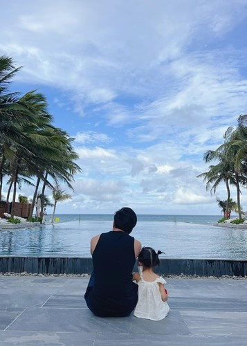 Đàm Thu Trang từng hài hước viết về con gái: "Gương mặt nữ nhân duy nhất ngồi xáp vô, đụng chân đụng tay chồng mình mà mình không được ghen".