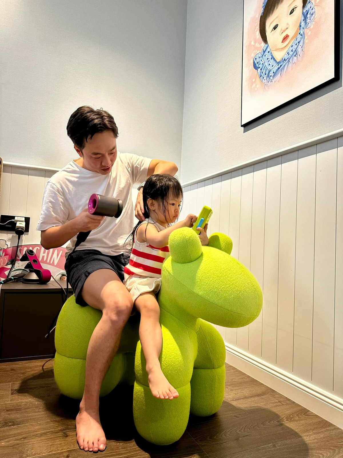 "Làm móng, gội đầu, tạo kiểu tóc… mình cân được hết nha", ông xã Đàm Thu Trang hài hước viết.