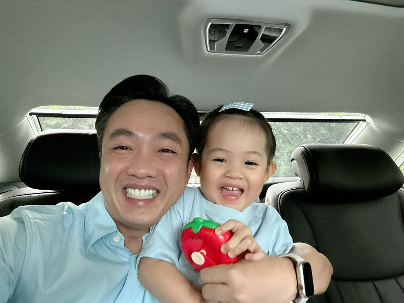 Cường Đô la tiết lộ, việc đưa con đi học là niềm vui của anh mỗi sáng.