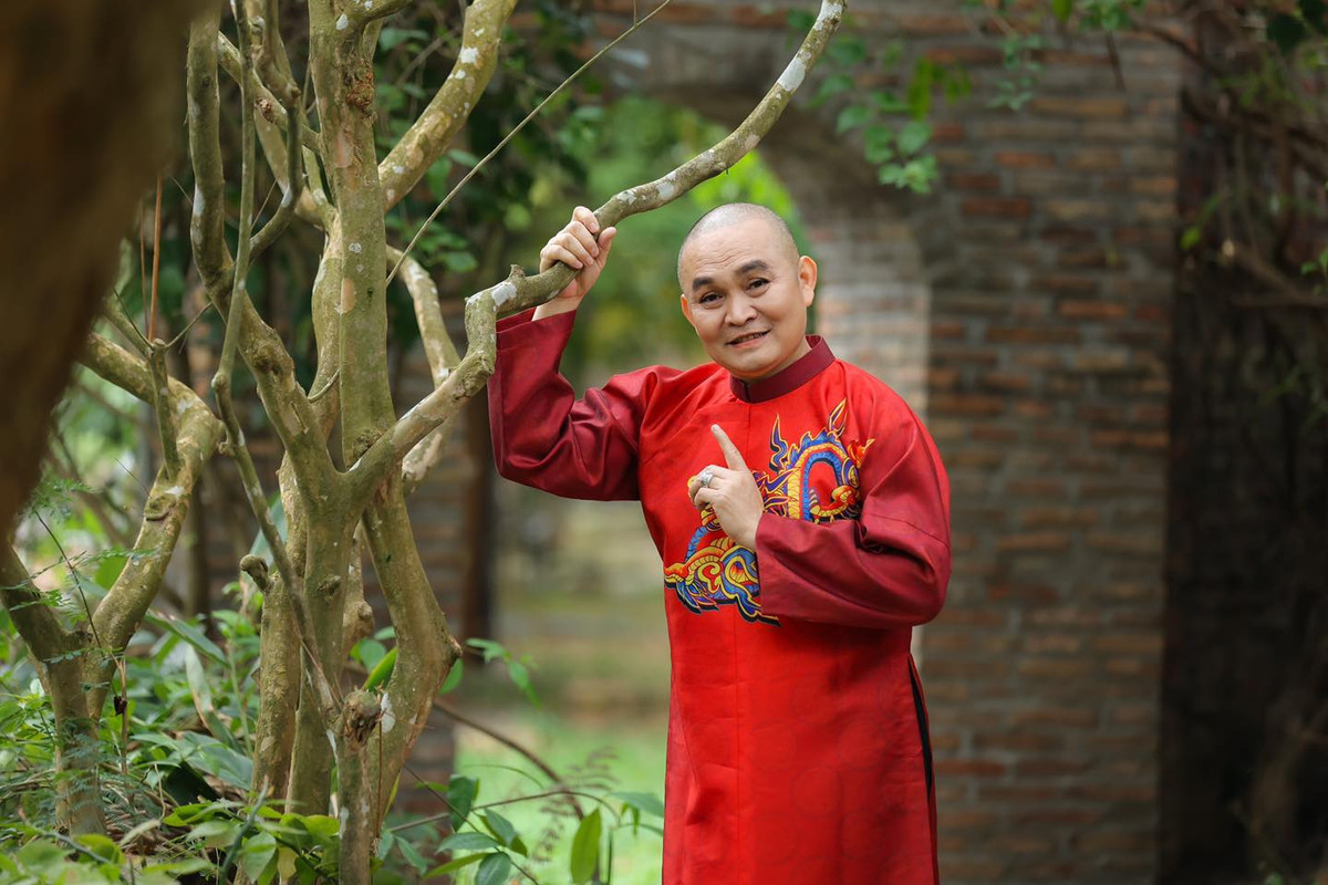 Trên trang cá nhân, danh hài Xuân Hinh vừa chia sẻ loạt ảnh mới trong trang phục áo dài.