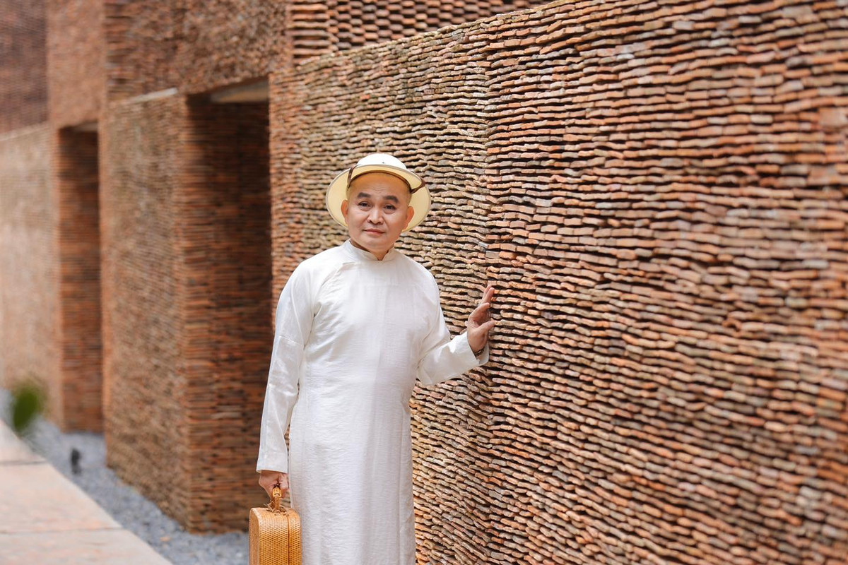 Là bạn diễn ăn ý của Xuân Hinh, nghệ sĩ Thanh Thanh Hiền chia sẻ: "Anh Hinh là người nhanh nhạy trong mọi tình huống, sự nhanh nhạy đấy cộng với cái “già dơ” trên sân khấu sẽ làm khó cho rất nhiều nghệ sĩ diễn cùng".