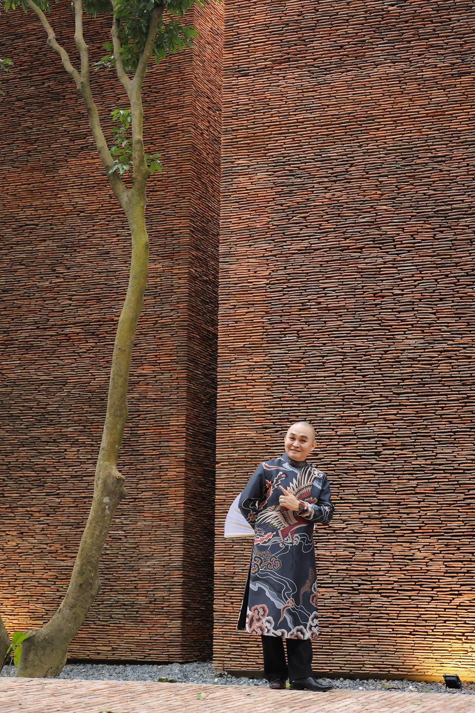 Hiện Xuân Hinh đã nghỉ hưu, ít nhận lời đi diễn.