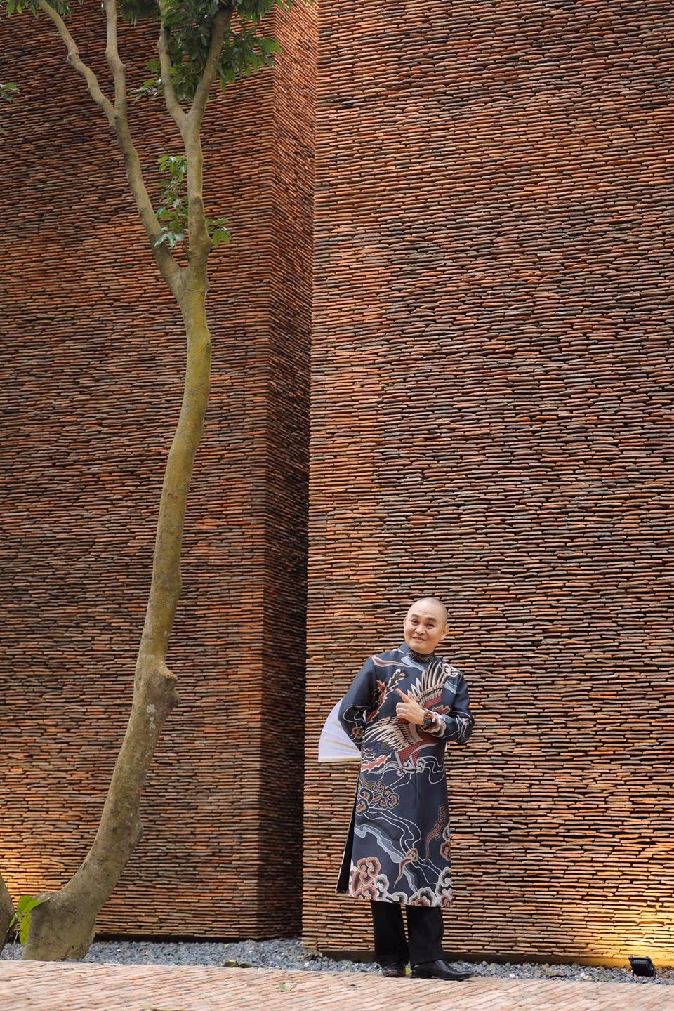 Hiện Xuân Hinh đã nghỉ hưu, ít nhận lời đi diễn.