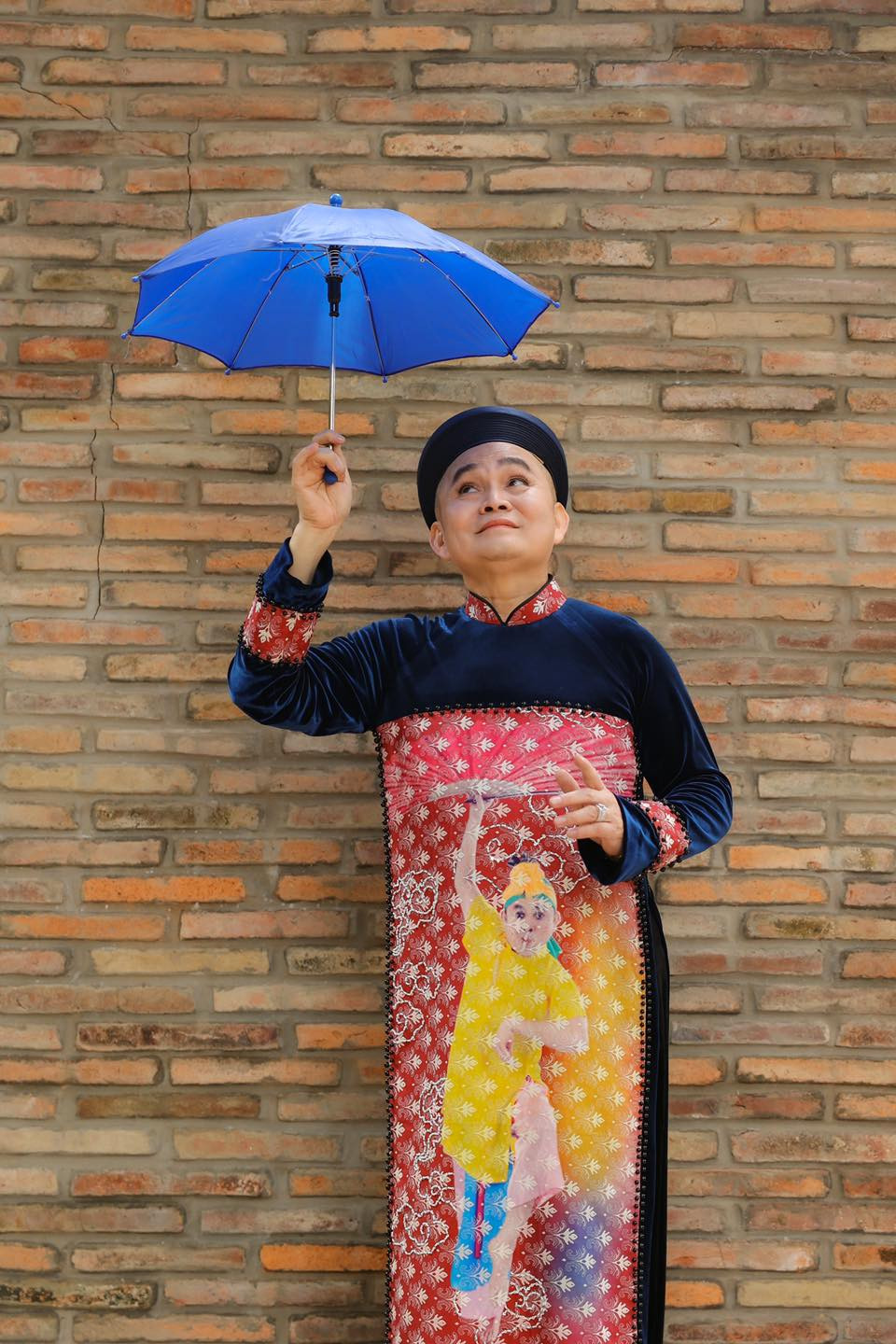 Trong khi đó, NSND Hồng Vân cũng dành lời tán dương cho nam danh hài. "Khán giả trong miền Nam chưa được tiếp xúc nhiều với anh Xuân Hinh nhưng nếu xét về vị trí thì trong Nam có Hoài Linh, ngoài Bắc có Xuân Hinh", nghệ sĩ Hồng Vân từng tiết lộ.