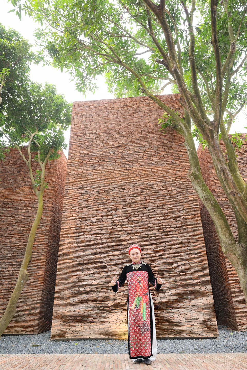 Trước ồn ào chuyện trang phục, Xuân Hinh bày tỏ: "Cái này là tiểu phẩm biến hình trang phục kết hợp. Tôi thể hiện nhiều dạng nhân vật theo yêu cầu của khán giả, lúc thì là Chí Phèo, Thị Nở, lúc tôi lại hát Chầu Văn, lúc thì hoá thân thành gái,... Họ chẳng quay cả đoạn, họ cắt cúp đưa lên khiến khán giả hiểu lầm. Bà con ngồi dưới rất ủng hộ tôi, có ai kêu ca gì đâu".