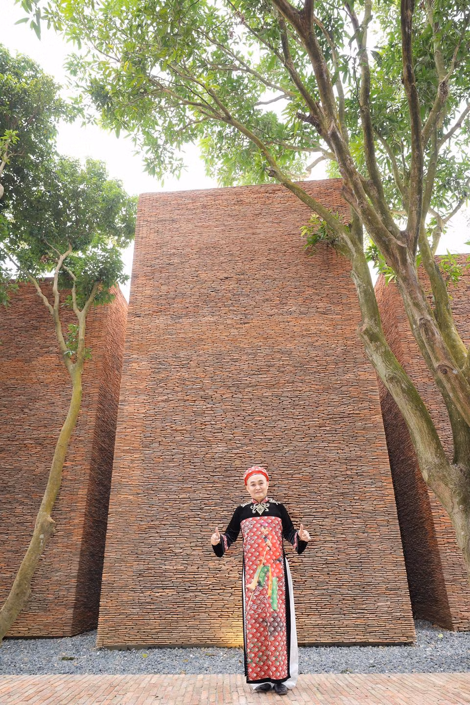 Trước ồn ào chuyện trang phục, Xuân Hinh bày tỏ: "Cái này là tiểu phẩm biến hình trang phục kết hợp. Tôi thể hiện nhiều dạng nhân vật theo yêu cầu của khán giả, lúc thì là Chí Phèo, Thị Nở, lúc tôi lại hát Chầu Văn, lúc thì hoá thân thành gái,... Họ chẳng quay cả đoạn, họ cắt cúp đưa lên khiến khán giả hiểu lầm. Bà con ngồi dưới rất ủng hộ tôi, có ai kêu ca gì đâu".