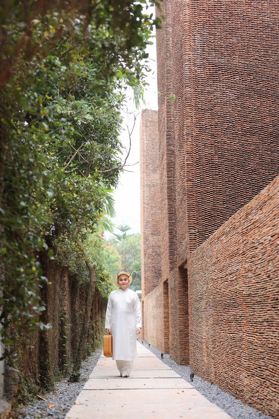 Trước đó, hình ảnh Xuân Hinh giả gái với trang phục váy ngắn tại lễ khánh thành nhà thờ Tổ ở một ngôi chùa tại Hải Dương gây xôn xao dư luận.