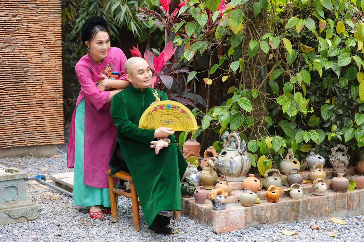 NSƯT Xuân Hinh sinh năm 1960, được mệnh danh là "vua hề chèo", “vua hài đất Bắc”.