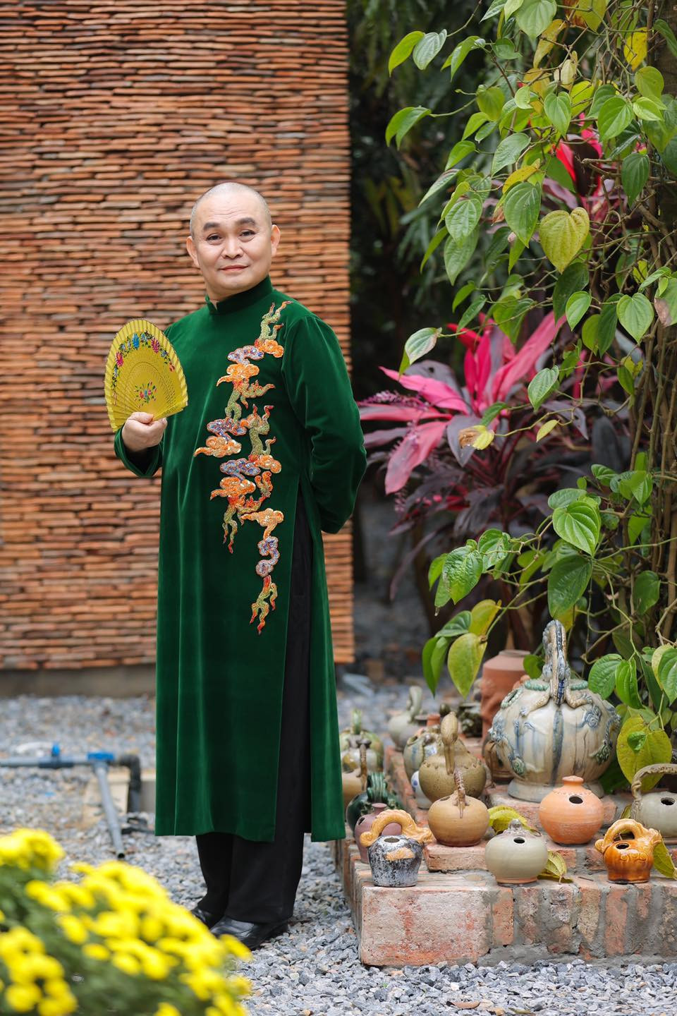 Nhiều năm hoạt động nghệ thuật, Xuân Hinh khiến đồng nghiệp nể phục bởi anh có thể "cân" được nhiều thể loại từ hát chèo, xẩm, quan họ đến cải lương, chầu văn.