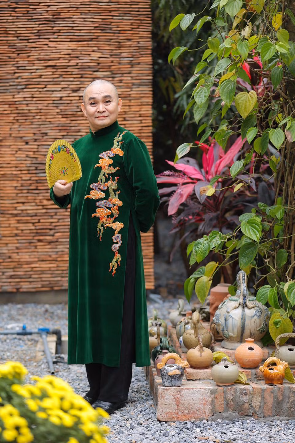 Nhiều năm hoạt động nghệ thuật, Xuân Hinh khiến đồng nghiệp nể phục bởi anh có thể "cân" được nhiều thể loại từ hát chèo, xẩm, quan họ đến cải lương, chầu văn.