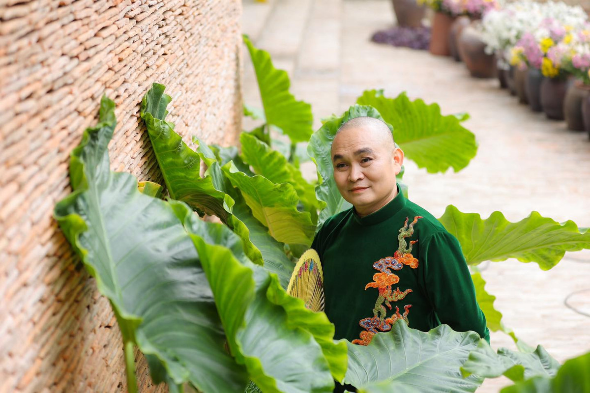 Trong loạt ảnh mới, Xuân Hinh diện trang phục truyền thống, tạo dáng bên bức tường, trong khuôn viên với cỏ cây hoa lá.