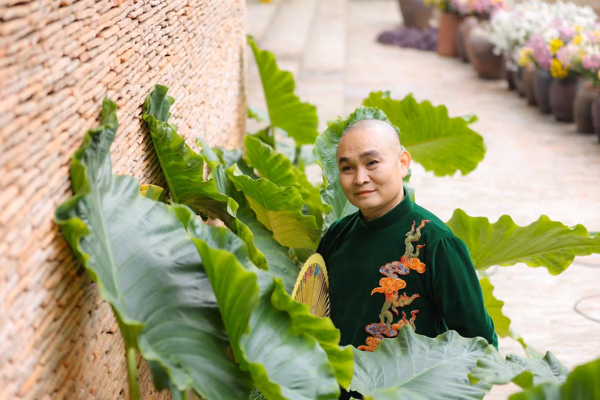 Trong loạt ảnh mới, Xuân Hinh diện trang phục truyền thống, tạo dáng bên bức tường, trong khuôn viên với cỏ cây hoa lá.