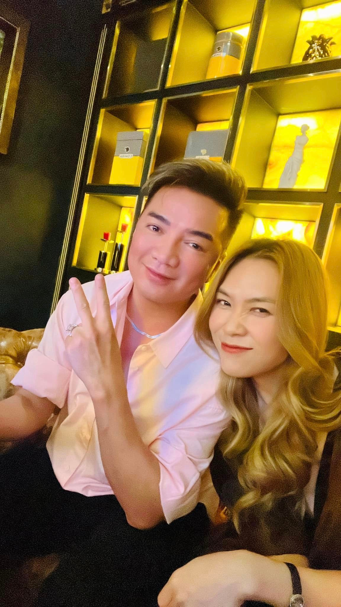 Đàm Vĩnh Hưng và Mỹ Tâm có mối quan hệ thân thiết. Cả hai không ít lần hội ngộ trên sân khấu lẫn ngoài đời.