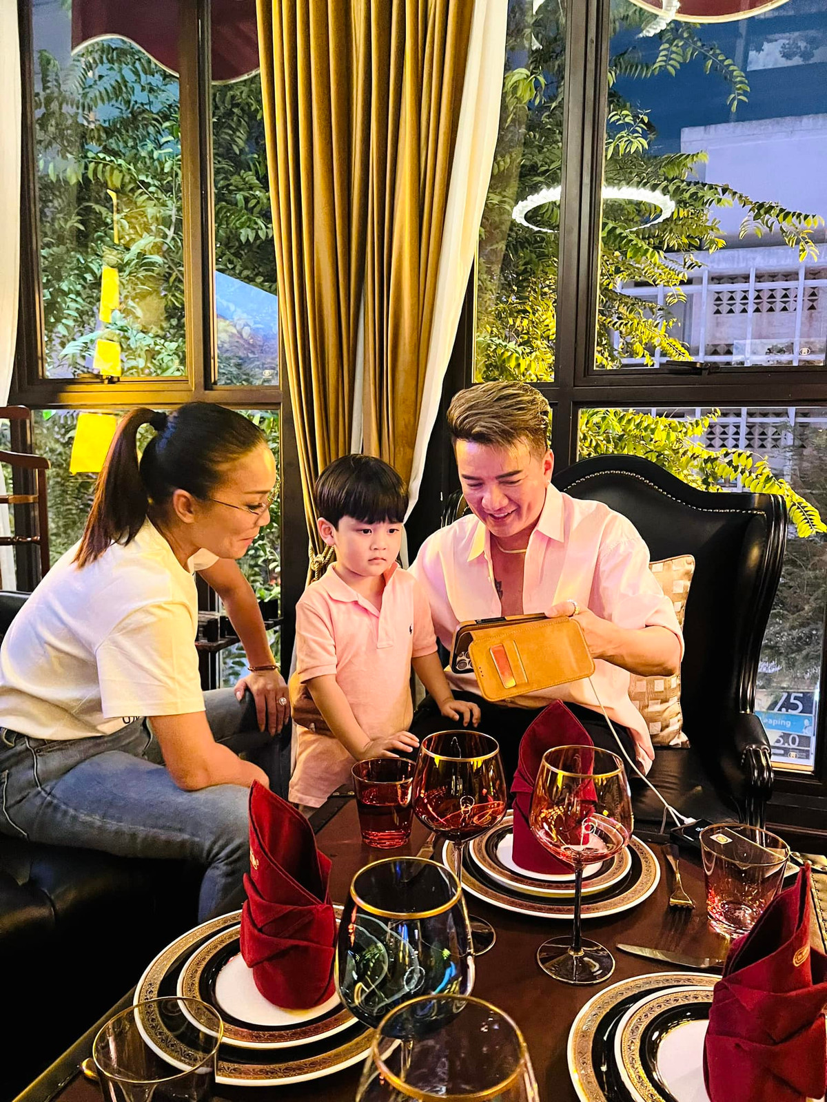 Đàm Vĩnh Hưng lần đầu công khai con trai vào tháng 10/2022, trong liveshow kỷ niệm sinh nhật lần thứ 51 của anh. Con trai ruột Đàm Vĩnh Hưng tên Huỳnh Đàm Vĩnh Quân (Polo Huỳnh).