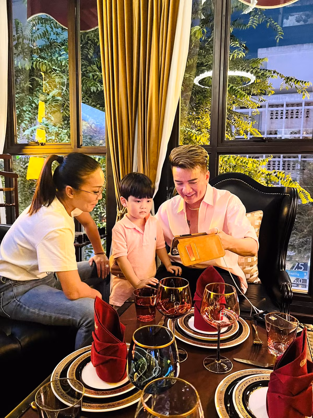 Đàm Vĩnh Hưng lần đầu công khai con trai vào tháng 10/2022, trong liveshow kỷ niệm sinh nhật lần thứ 51 của anh. Con trai ruột Đàm Vĩnh Hưng tên Huỳnh Đàm Vĩnh Quân (Polo Huỳnh).