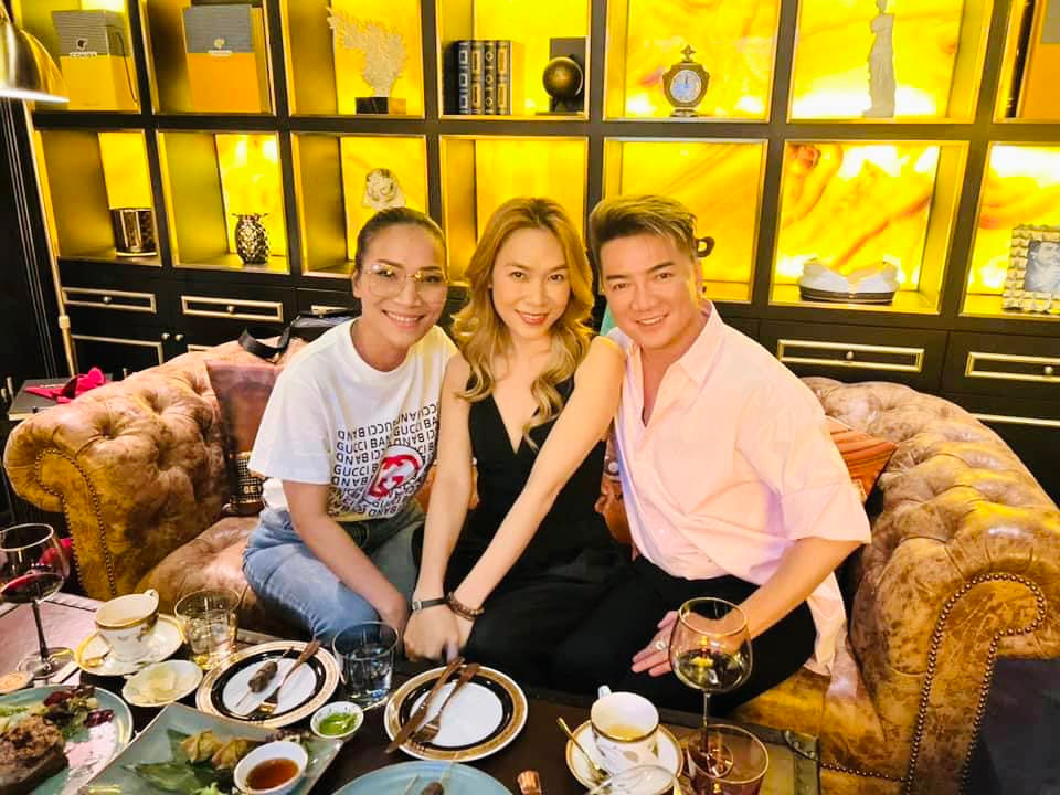 Đàm Vĩnh Hưng - Mỹ Tâm chụp ảnh cùng Hồng Ngọc.